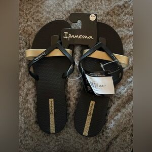 New With Tags Women’s Impanema Sandles Flip Flops Black Gold Size 7 Strappy